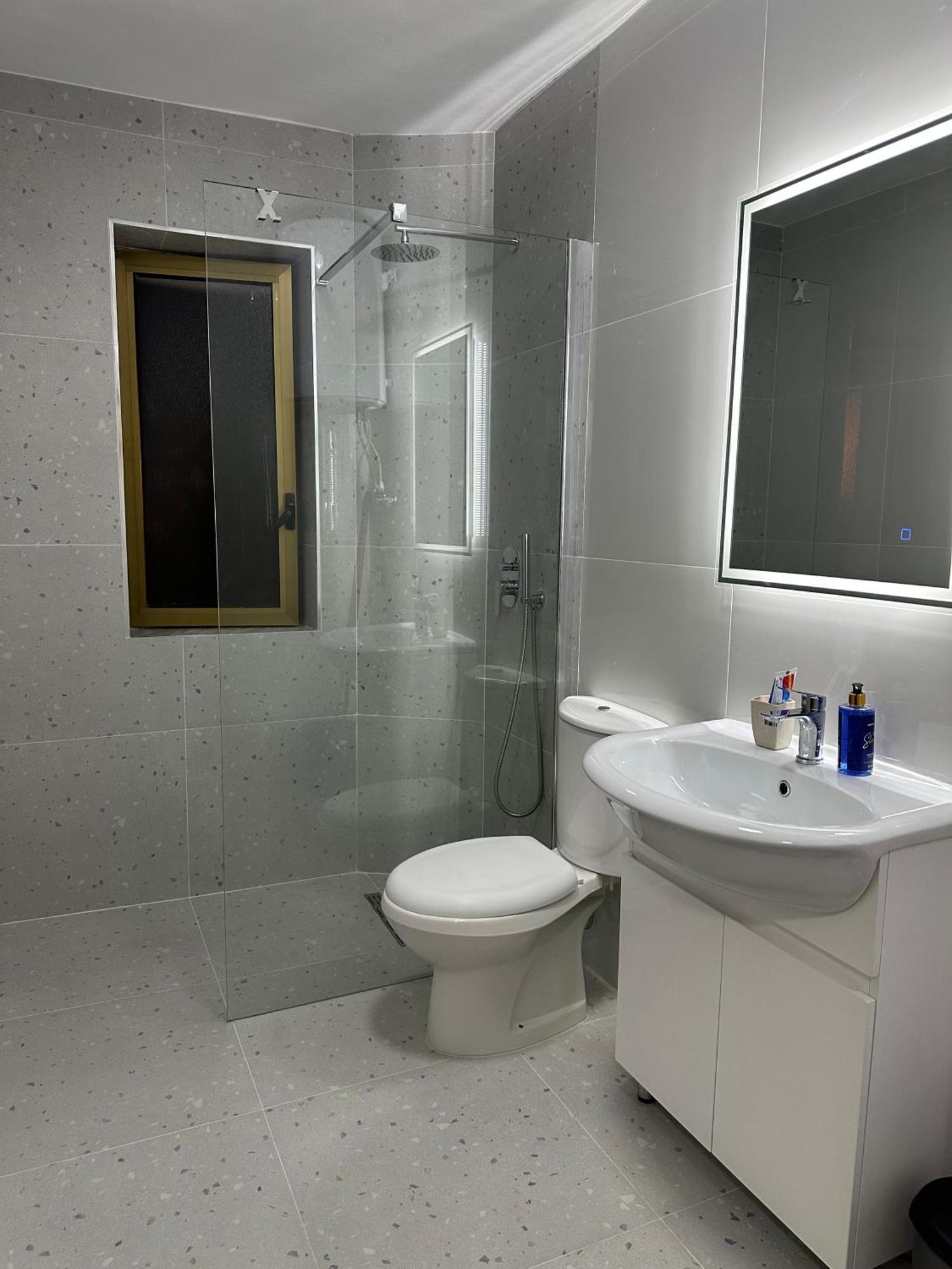 White Apartment, In The Center Of Тирана Экстерьер фото